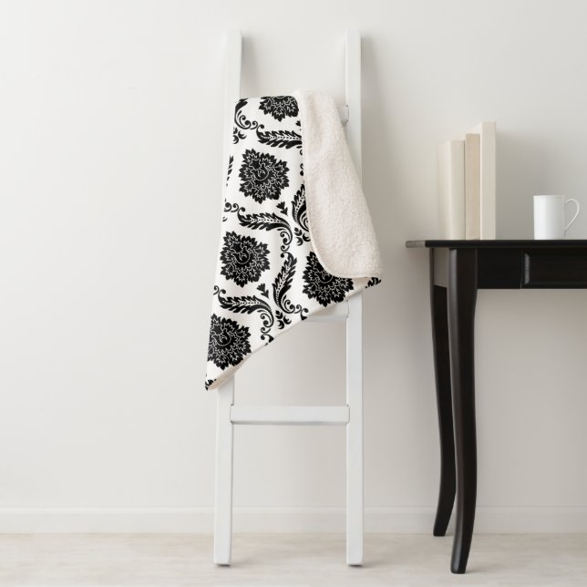 Couverture Sherpa Motif Damassé Rococo Noir sur Blanc (En situation)