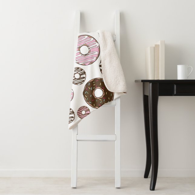 Couverture Sherpa Motif De Donuts, Donuts Roses, Donuts Brown (En situation)