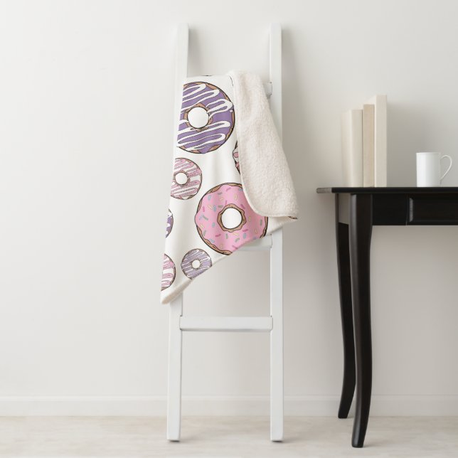 Couverture Sherpa Motif De Donuts, Donuts Roses, Donuts Violets (En situation)