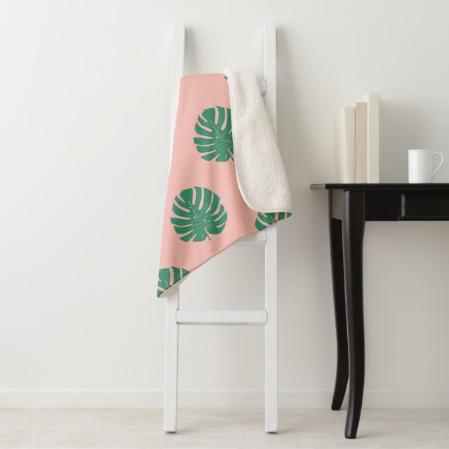 Couverture Sherpa Motif de feuille de Monstera Tropical Rose et Vert (En situation)