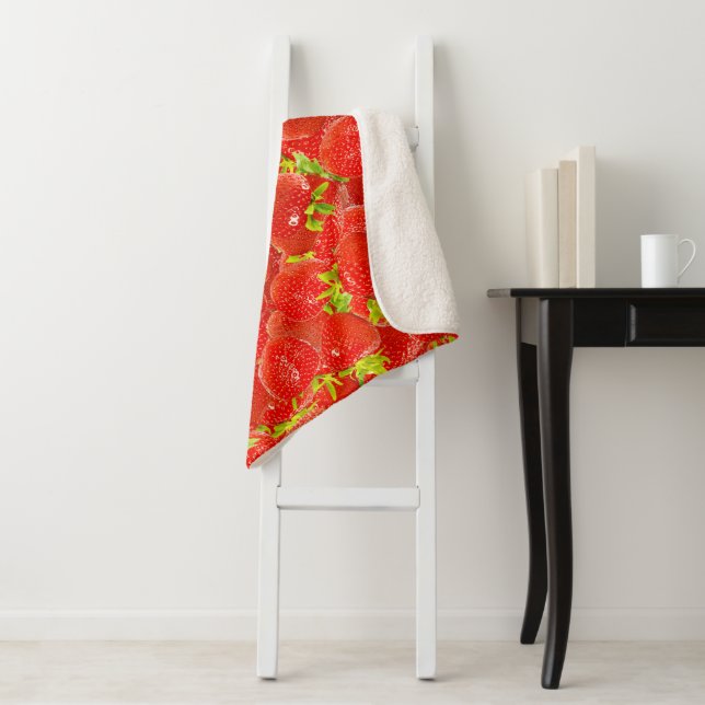 Couverture Sherpa Motif de fraises (En situation)
