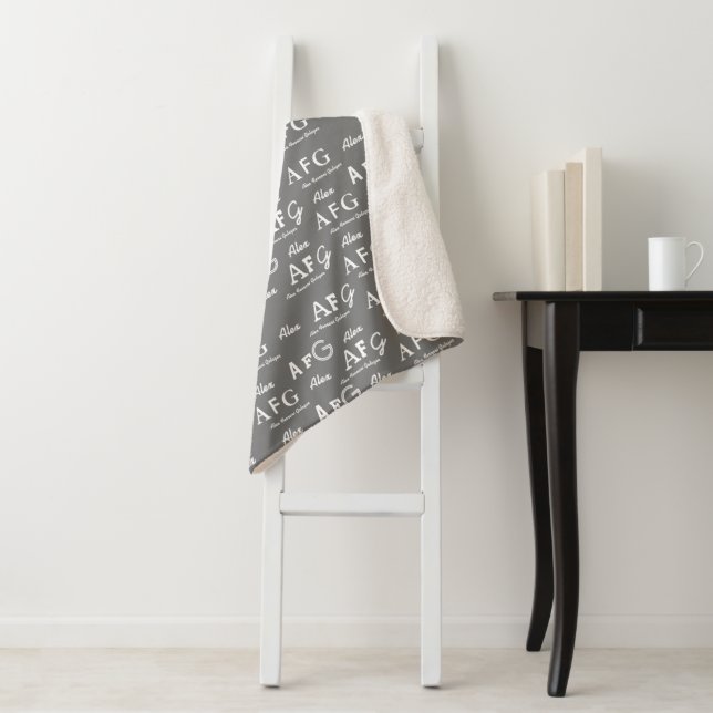 Couverture Sherpa Motif de Noms blancs partout sur Grey (En situation)