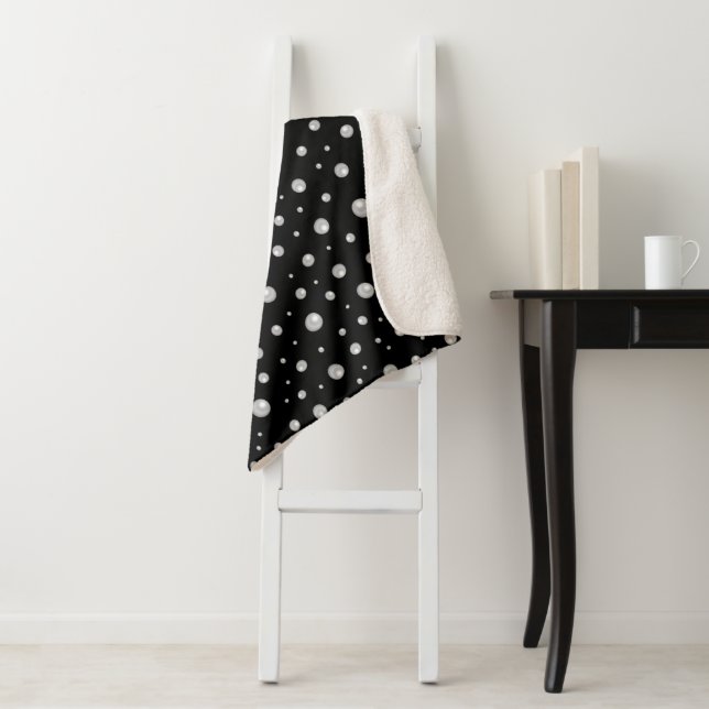 Couverture Sherpa Motif de perle sur fond noir (En situation)