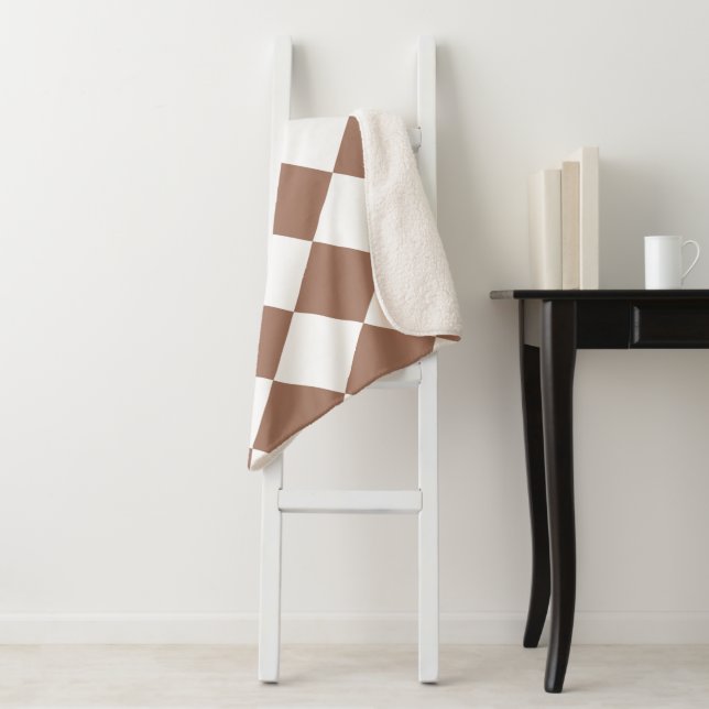 Couverture Sherpa Motif diamant en blanc et Mocha Mousse (En situation)