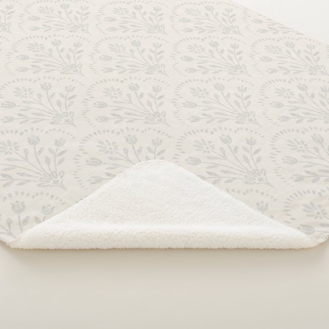 Couverture Sherpa Motif festonné floral gris pâle (3/4)