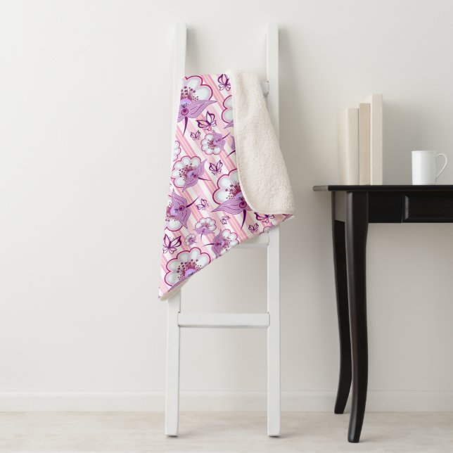 Couverture Sherpa Motif Fleur Violette & Papillons (En situation)