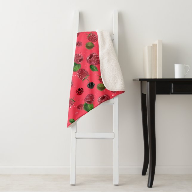 Couverture Sherpa Motif framboise (En situation)