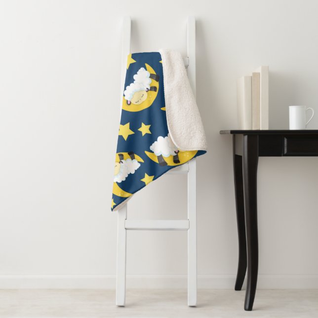 Couverture Sherpa Motif mouton, Mouton couché, Lune, Étoiles (En situation)
