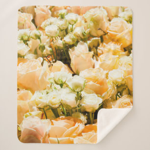 Couverture Sherpa Motif vertical de roses blanches. anniversaire, re