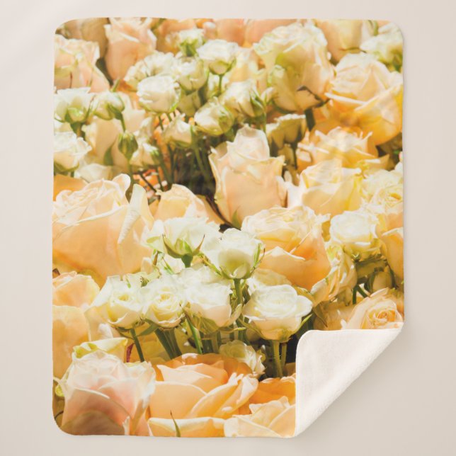 Couverture Sherpa Motif vertical de roses blanches. anniversaire, re (Devant)