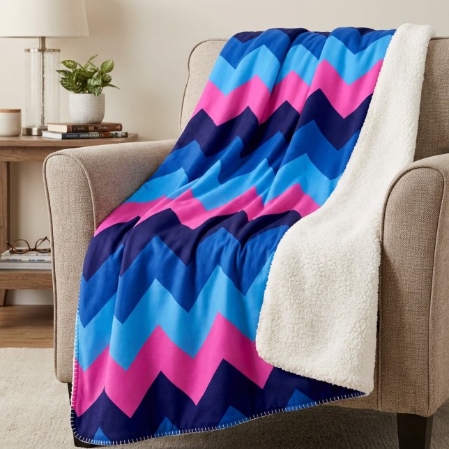Couverture Sherpa moyenne chevrons bleu rose Cool  (Cool Blue Pink Chevrons Medium Sherpa Blanket draped on chair in living room.)
