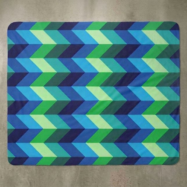 Couverture Sherpa Ombré Chevron Bleu Vert Moyen (Blue Green Ombre Chevrons Medium Sherpa Blanket displayed on a floor.)