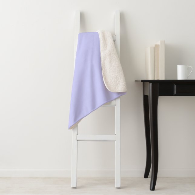 Couverture Sherpa Pastel Periwinkle couleur solide | Classique | Élé (En situation)