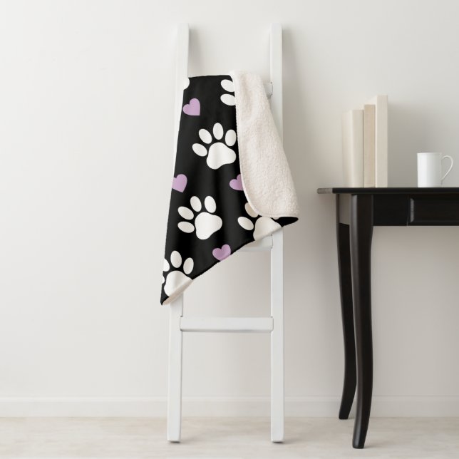 Couverture Sherpa Paw Motif, Chien Paws, White Paws, Lilac Hearts (En situation)