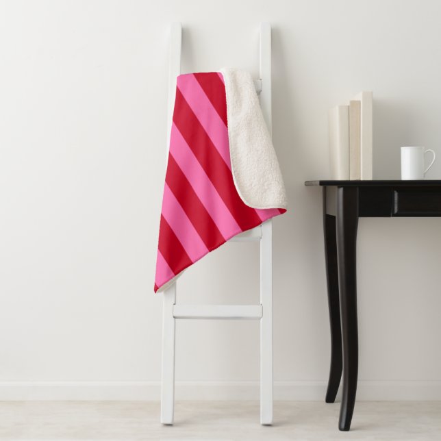 Couverture Sherpa Pink and Red Peppermint Stripes (En situation)