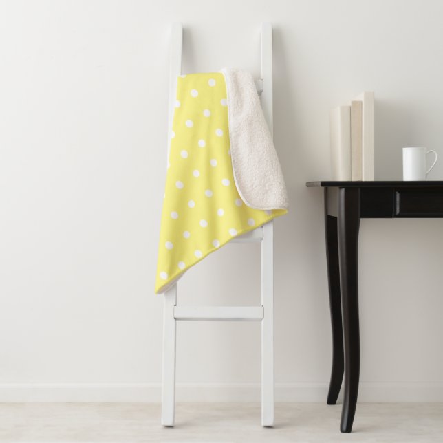 Couverture Sherpa Pois jaunes et blancs (En situation)