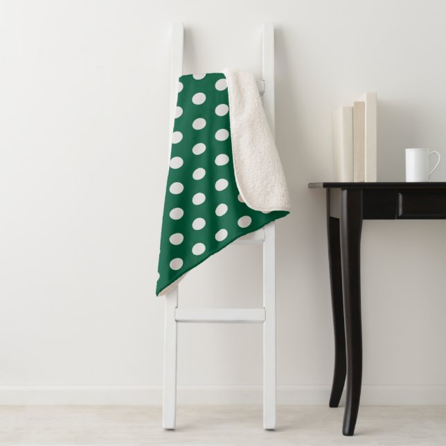 Couverture Sherpa Pois verts et blancs (En situation)