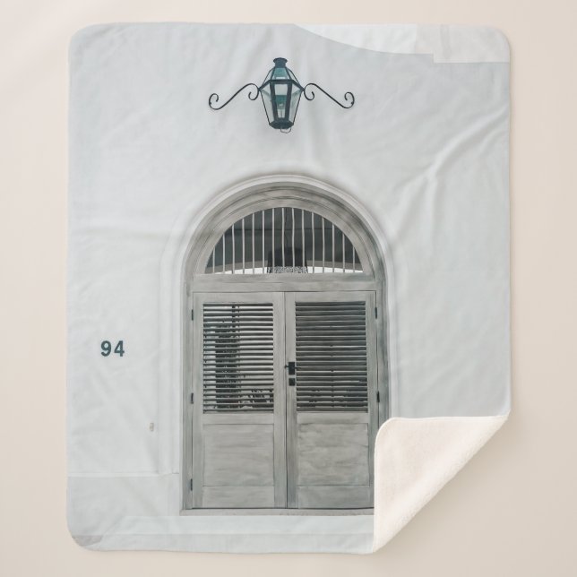 COUVERTURE SHERPA PORTE EN BOIS GRIS FERMÉE SOUS LA LUMIÈRE NOIRE (Devant)