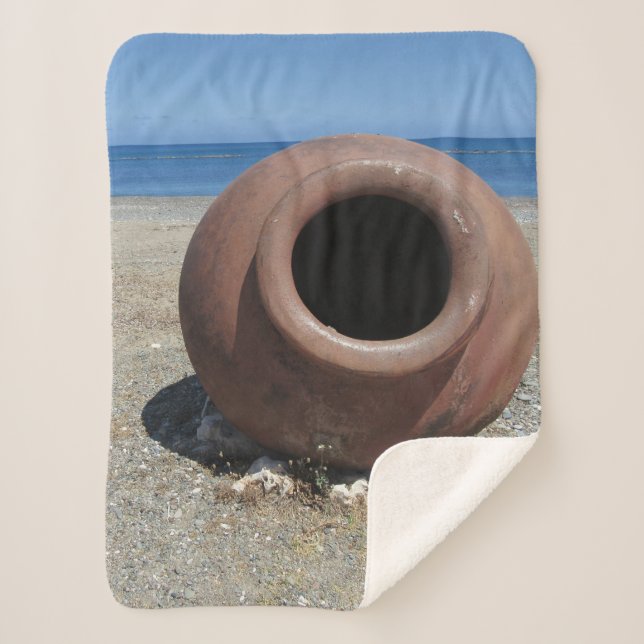 Couverture Sherpa Pot grec traditionnel en terre cuite sur la plage (Devant)