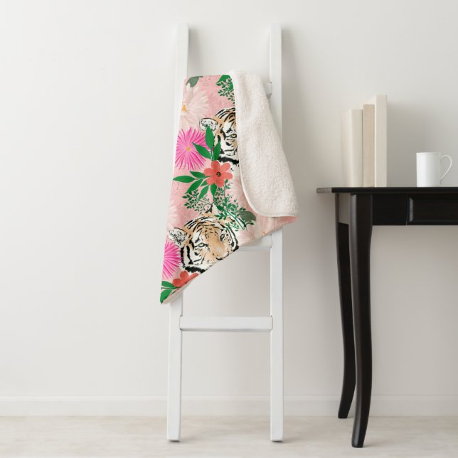 Couverture Sherpa Pretty White Pink Tiger Floral Painting (En situation)