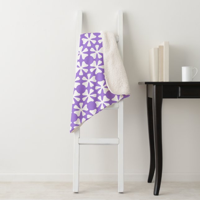 Couverture Sherpa Purple and White Modern Geometric Floral Pattern (En situation)