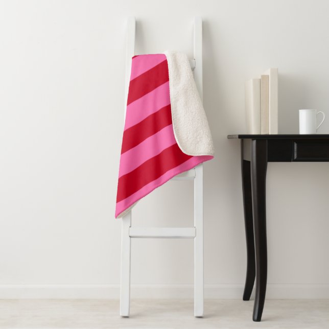 Couverture Sherpa Rayures de menthe rose et rouge (En situation)
