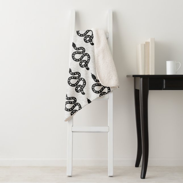 Couverture Sherpa Serpent sorcier texturé grunge noir et blanc Art f (En situation)