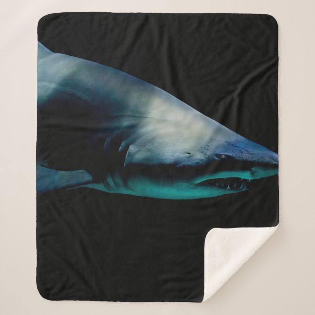 COUVERTURE SHERPA SHARK AGAINST BLACK BACKGROUND (Devant)