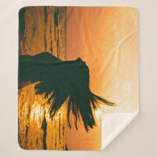 Couverture Sherpa Silhouette de fille, coucher du soleil sur la mer,