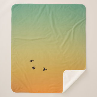 COUVERTURE SHERPA SILHOUETTE D'OISEAUX VOLANT PENDANT LE COUCHER DU 