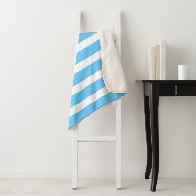 Couverture Sherpa Sky Blue and White Cabana Stripes  (En situation)