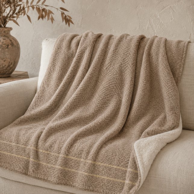 Couverture Sherpa Soft Sand Threads (Minimal horizon detailing inspired by warm desert palettes and relaxed interiors)