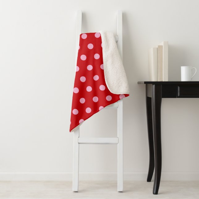 Couverture Sherpa Taches roses sur fond rouge  (En situation)