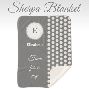 Couverture Sherpa Temps de monogramme gris et blanc pour la sieste