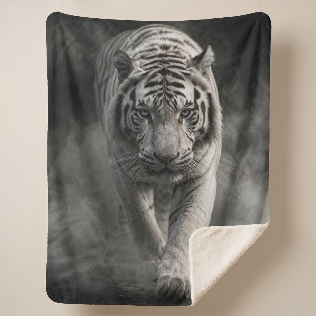 Couverture Sherpa Tigre Blanc Marchant à Travers la Fumée (Créateur téléchargé)