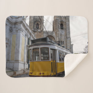 Couverture Sherpa Tramway jaune sur la cathédrale de Lisbonne au Por