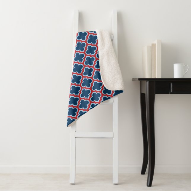 Couverture Sherpa Trellis marocain bleu et rouge, treillis, Quatrefo (En situation)