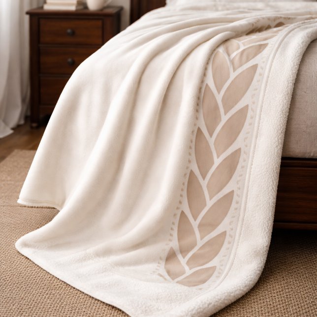 Couverture Sherpa tressée Taupe Ivoire (Wide taupe braid overlays bring soft contrast and visual structure to ivory-toned spaces)