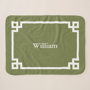 Couverture Sherpa Vert olive et clé grecque monogrammée blanc