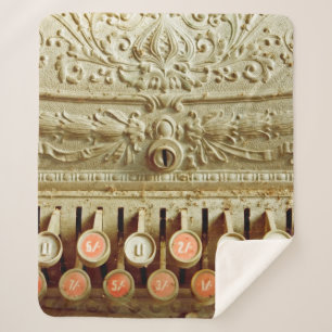 Couverture Sherpa Vintage cash register,  covered in dust and cobweb