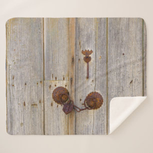 Couverture Sherpa Vintage rouillé cadenas en fer sur une porte en bo