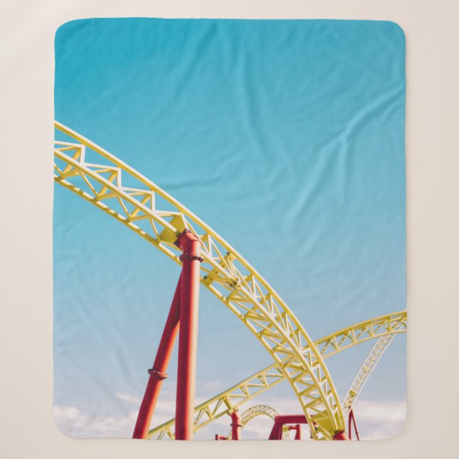 Couverture Sherpa Yellow and red roller coaster under blue sky at da (Devant)