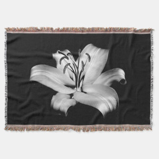 Couverture Silver Lily : Élégance Florale Monochrome.
