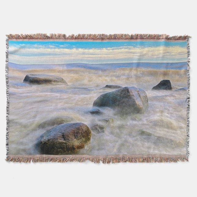 Couverture Vagues se brisant sur les rochers du rivage (Devant)
