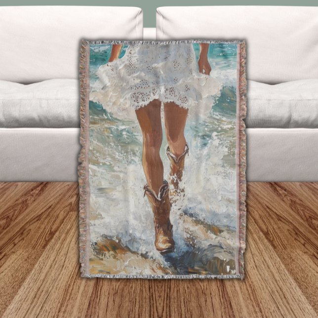Couverture Western Fringe Jetée Blanche Plage de la fille (Cowgirl Walking Through The Waves on Beach in White Eyelet Skirt Western Fringe Throw Blanket)