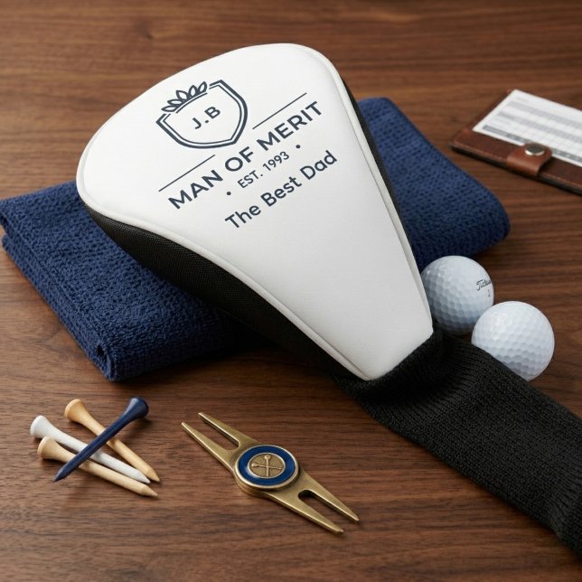 Couvre-club De Golf Monogramme initiales nom de papa anniversaire homm (Golf club cover on a table with golf accessories.)