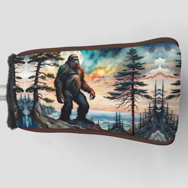 Couvre-club De Golf Sasquatch debout sur la crête surplombant l'océan (Devant)