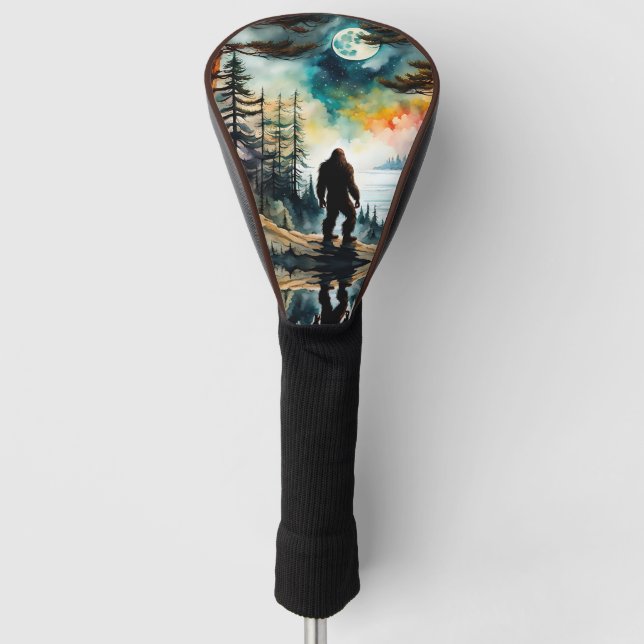 Couvre-club De Golf Sasquatch debout sur la crête surplombant l'océan (Devant)