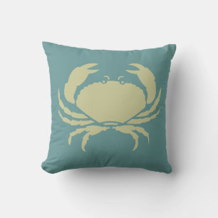 Crabe sur un oreiller bleu sarcelle foncé