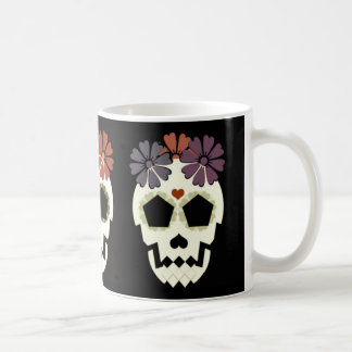 Crâne avec la tasse de fleurs